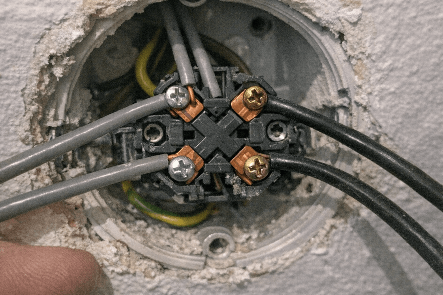 Verbindung zweier Schaltstellen für den Hausflur