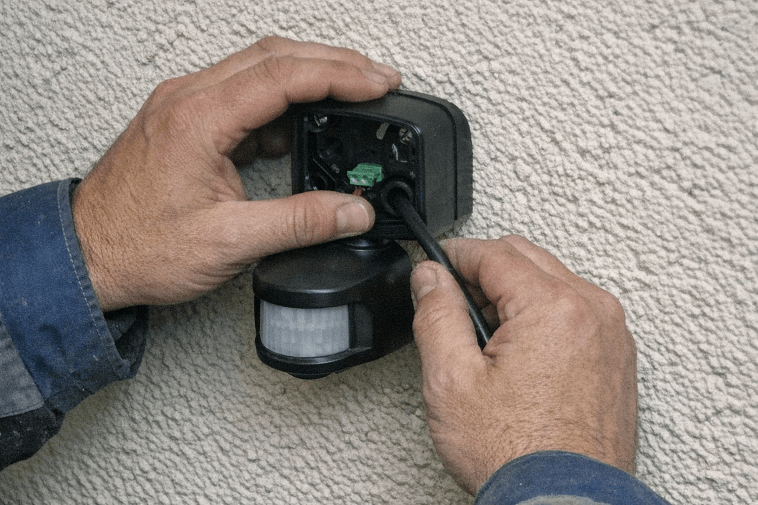 Montage und Ausrichtung eines Infrarot-Sensors im Außenbereich