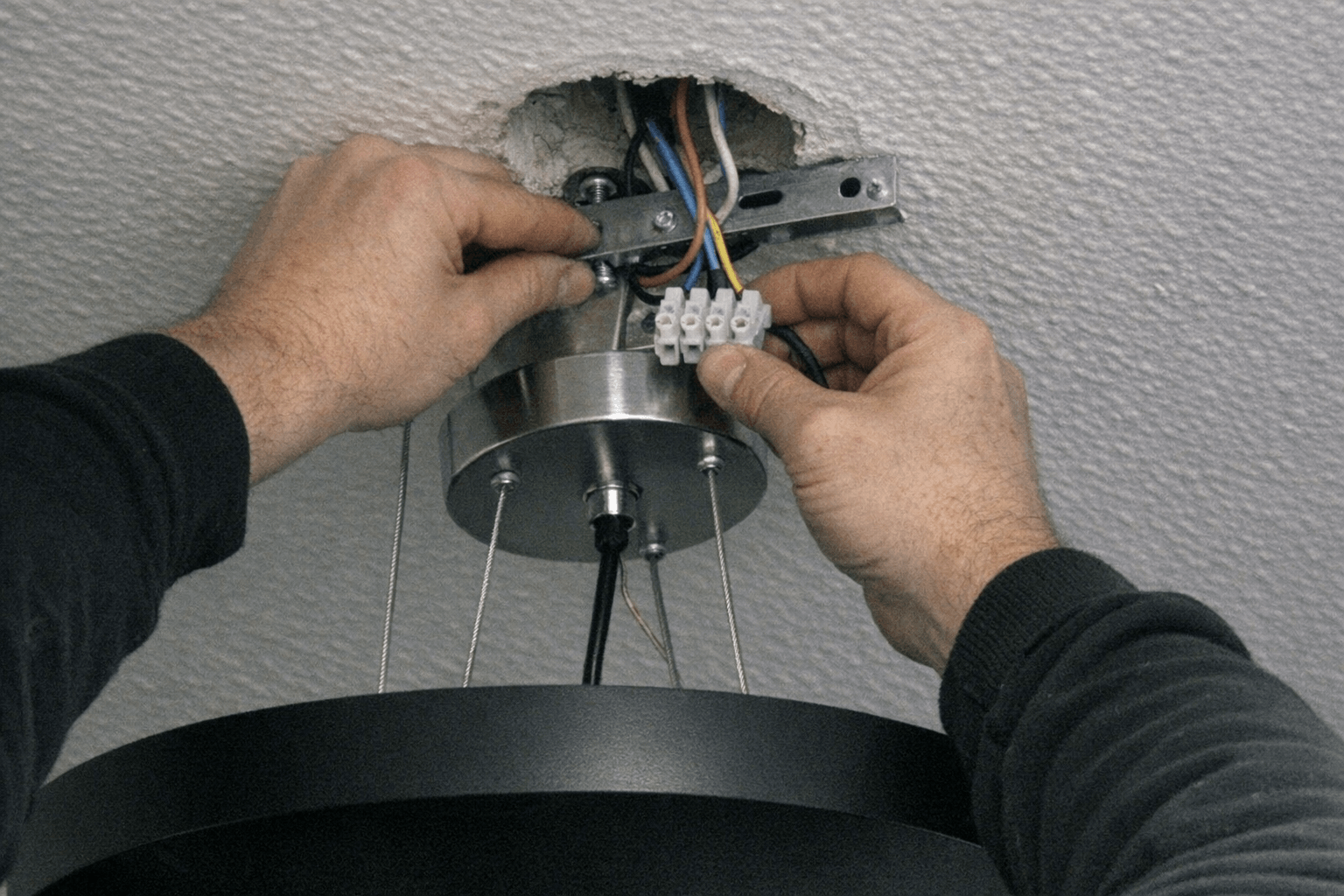 Befestigung und elektrische Verkabelung einer schweren Hängeleuchte